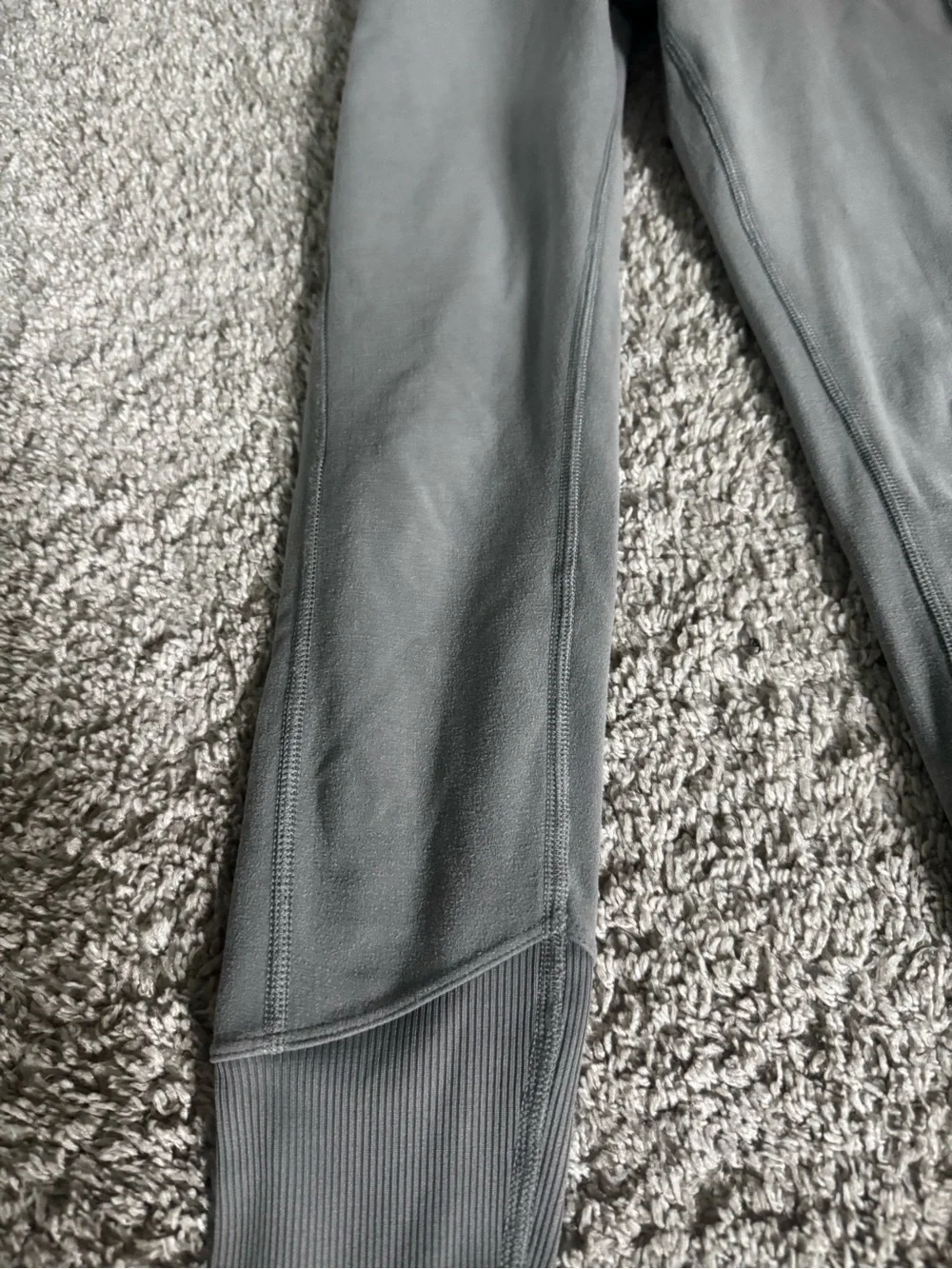 ALO Yoga High-Waist Suede Leggings in Light Gray